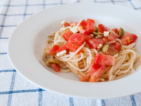 Špagetový salát s rajčaty