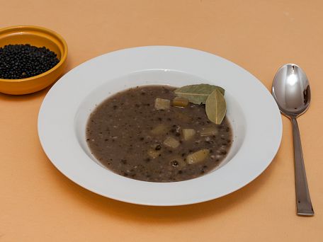 Ovesná polévka s černou čočkou