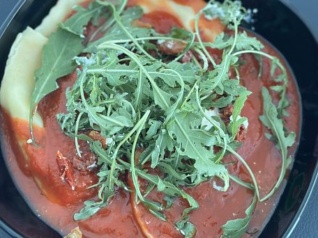 Ravioli s ricottou a špenátem v tomatové omáčce