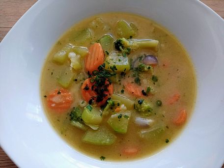 Cuketová polévka se zeleninou