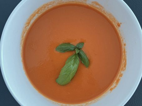 Rajčatová polévka z pečených rajčat