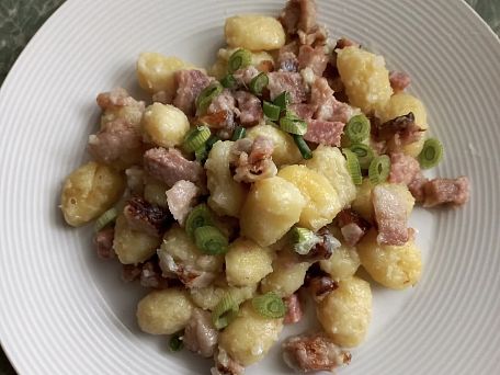 Gnocchi na cibulce s uzeným bokem